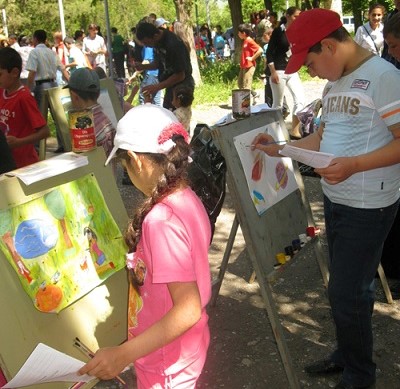 Children painting activity at Yerevan Aarhus Centre.